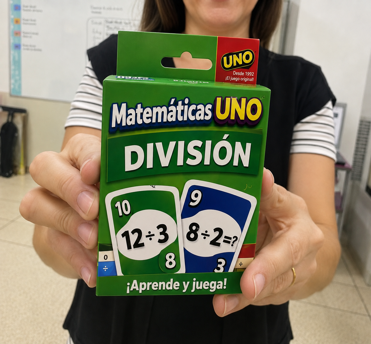Madre sosteniendo la baraja de División de Math UNO